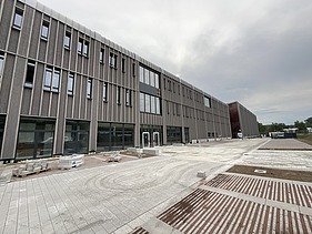 Photo of the Erbe construction site in Rangendingen. You can see a large building under construction.