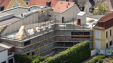 Photo of an aerial view. You can see a wooden extension with LENO cross-laminated timber elements.
