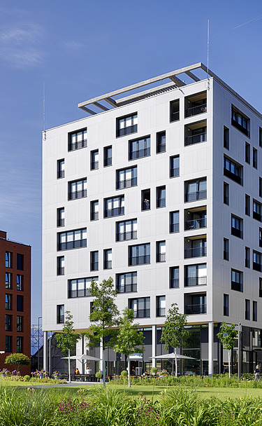 Photo of the SKAIO Stadtsiedlung building in Heilbronn. You can see a multi-storey, white building.