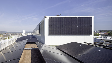 Foto vom Platinum in Wiesbaden. Man sieht auf dem Dach die Photovoltaikanlage.