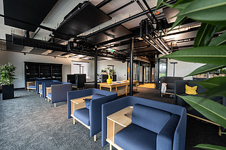 Photo of an interior of the Maisel brewery in Bayreuth. You can see a furnished lounge.