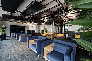Photo of an interior of the Maisel brewery in Bayreuth. You can see a furnished lounge.