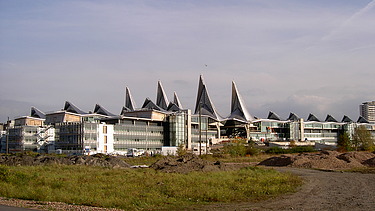 Foto des Gerichtshofs in Antwerpen aus der Firne. Zu sehen sind die vier Dachspitzen.