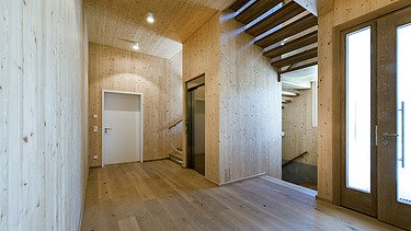 Photo of a wooden staircase. LENO-BSP.