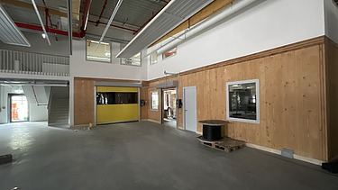 Photo of the interior fit-out of a commercial building. You can see LENO cross-laminated timber walls and ceilings.