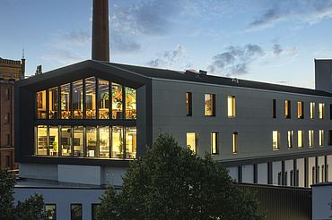 Aufstockung Bürogebäude Maisel Bayreuth Foto der Brauerei Gebr. Maisel in Bayreuth. Man sieht die Holzaufstockung aus der Ferne.