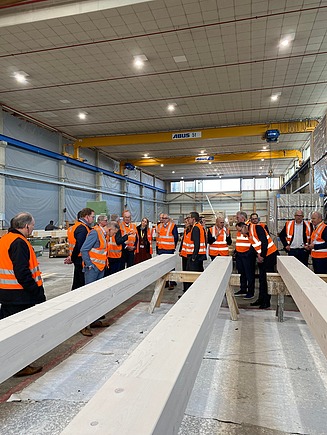 The delegation showed great interest during the production tour.