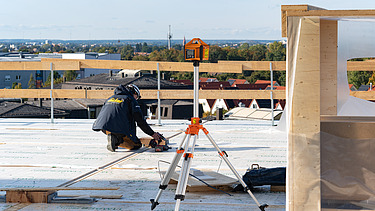 Photo of the installation of the UmweltHaus in Nuremberg. You can see a person taking measurements.