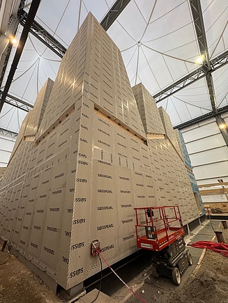 Im vorderen Gebäudeteil wird derzeit die Fassade geschlossen.