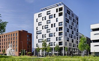 Foto eines mehrgeschossigen Gebäudes aus Holz mit weißer Fassade.