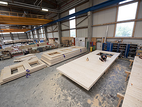 Foto von LENO-ADD-Holzelementen in der Produktionshalle von ZÜBLIN Timber.