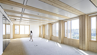 Foto vom Platinum in Wiesbaden. Man sieht einen Innenraum mit Holzflächen.