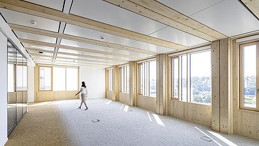 Foto vom Platinum in Wiesbaden. Man sieht einen Innenraum mit Holzflächen.