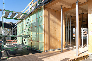Photo of the assembly of the UmweltHaus in Nuremberg. You can see wooden elements.