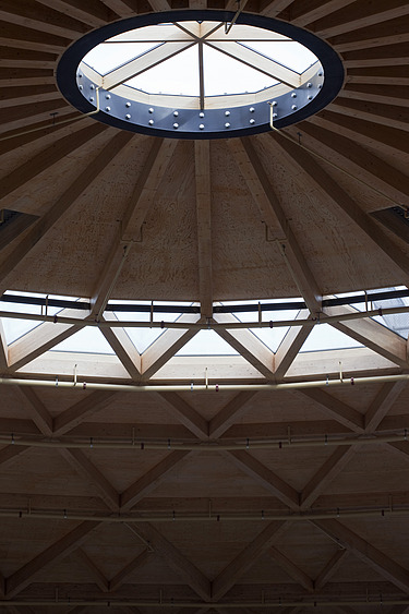 Foto der Las Arenas in Barcelona. Zu sehen ist die Holzkuppel mit Glaselementen von innen.