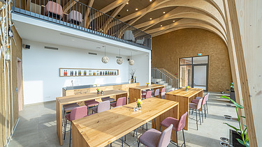 Foto des Innenraums des Weinhotels in Gengenbach. Auffälliges Kreuzganggewölbe aus LENO-BSP.