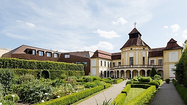 Foto mehrerer Gebäude, auch von einer Kirche und Aufstockung aus LENO-Brettsperrholz.
