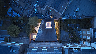 Foto einer Nachaufnahme von Gebäuden, bläuliche Farbstimmung