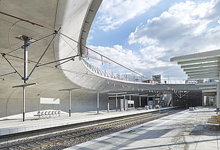 Foto von der Haltestelle Staatsgalerie in Stuttgart. Man sieht Zugschienen und Betonschalungen.