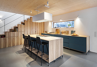 Photo of a kitchen living room with visible LENO cross-laminated timber ceiling.