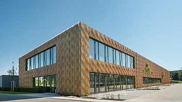 Foto einer Lagerhalle aus Holz und mit Holzfassade. Logistikzentrum Elobau, Leutkirch.