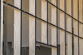 Foto der Holzfassade des Gebäudes JOWAT Haus der Technik.