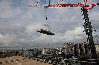 Photo of a floating wooden element on the crane.