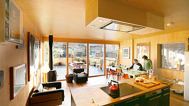 Foto eines Küchenwohnraumes mit vielen Holzoberflächen.