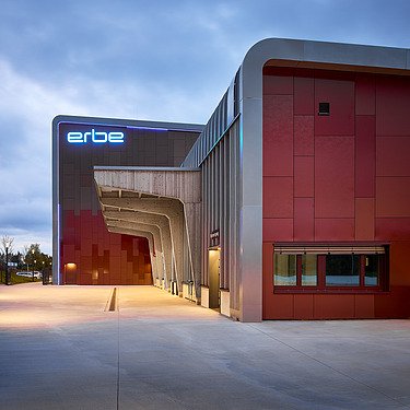 Foto eines Gebäudeteils einer Halle mit roter Fassade. Erbe Rangendingen.