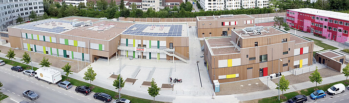 Photo of an aerial view of the Munich elementary school. You can see a large wooden building.