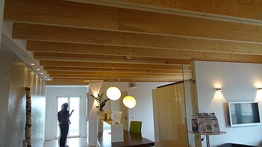 Foto eines Innenraumes mit Rippendecke aus Holz.