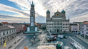 Foto des NEXT500-Pavillons auf dem Augsburger Marktplatz. Sie können die Montage der LENO-Elemente sehen.