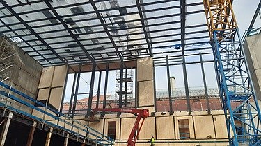 Photo of the assembly of the LENO-BSP elements. Gasteig interim venue project in Munich. 