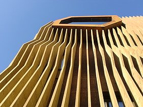 Photo of the Lignoalp office building in Brixen. Detail of the wooden façade.