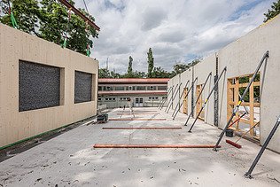Foto der Montage eines LENO-ADD-Holzelements auf der Baustelle der Schule in Erfurt.