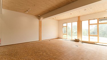 Photo of Witten University from the inside. You can see an interior with many wooden surfaces.