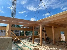 Photo of a timber construction site in Berlin. You can see the assembly of the ribbed elements.