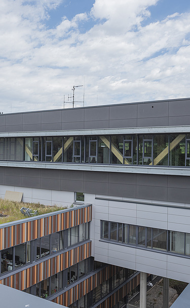 Außenaufnahme des Landratsamts in Calw. Man sieht ein Gebäude mit Flachdach.