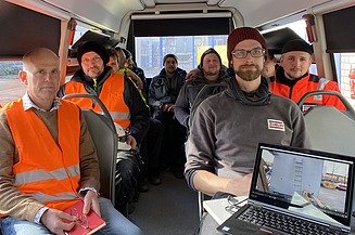 Aktuelles ZÜBLIN Timber Foto von gewerblichen ZÜBLIN Timber Kollegen, die im BG BAU-Bus sitzen.