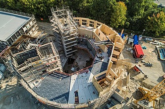 Wood-concrete composite system from ZÜBLIN Timber. Project Globe Theater Coburg Aerial view of a round timber building shell. HBV elements can also be seen.