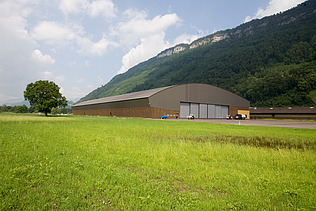 Foto der Montagehalle Pilatus CH-Stans aus der Ferne.