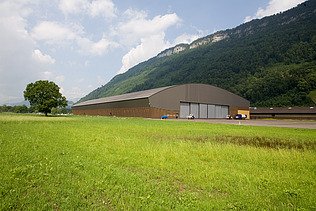 Photo of the Pilatus CH-Stans assembly hall from a distance.
