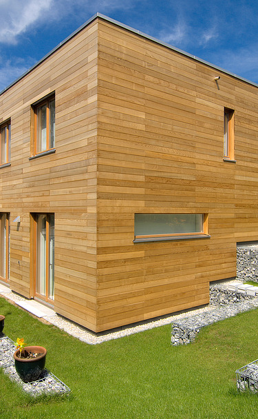 Wohnhaus Krailing Foto eines modernes LENO-Holzhauses mit Holzfassade.