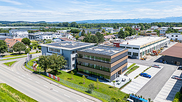 Luftaufnahme des neuen Holzgebäudes mit Holz-Glasfassade und Flachdach von ZÜBLIN Bereich Bodensee.