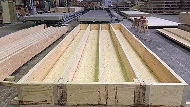 Photo of a ribbed element in the ZÜBLIN Timber production hall.