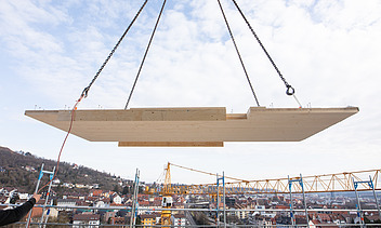 Foto von der Montage von Holzelementen auf der Baustelle CARL in Pforzheim.