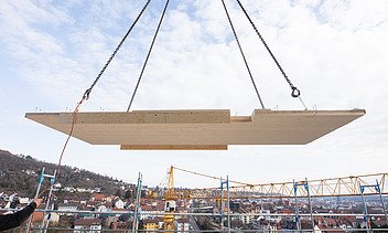 Photo of the assembly of timber elements at the CARL construction site in Pforzheim.