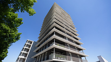 Foto des Holzgebäudes CARL in Pforzheim. Man sieht eine Außenaufnahme mit brauner Holzfassade.