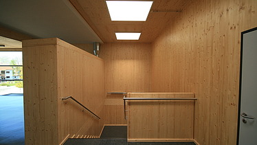 Foto eines Flurbereichs der Einhardschule Seligenstadt. Man sieht viele Holzoberflächen.