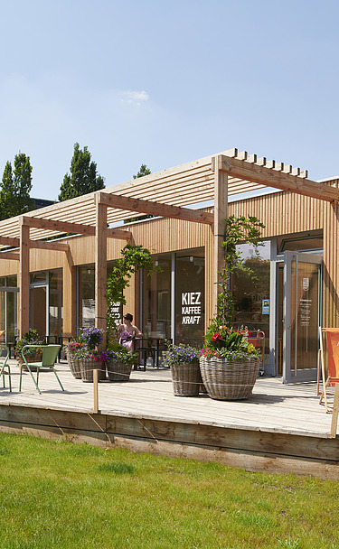 Allet Pank Pavillon Berlin Foto eines Holzgebäudes mit Flachdach und Terrasse.